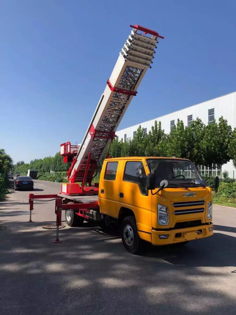 赤城县附近的云梯车出租服务：轻松解决高空作业需求