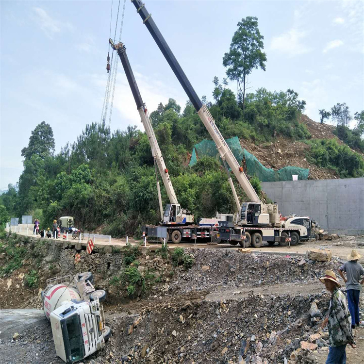 赤城县汽车掉沟里叫吊车救援要多少钱
